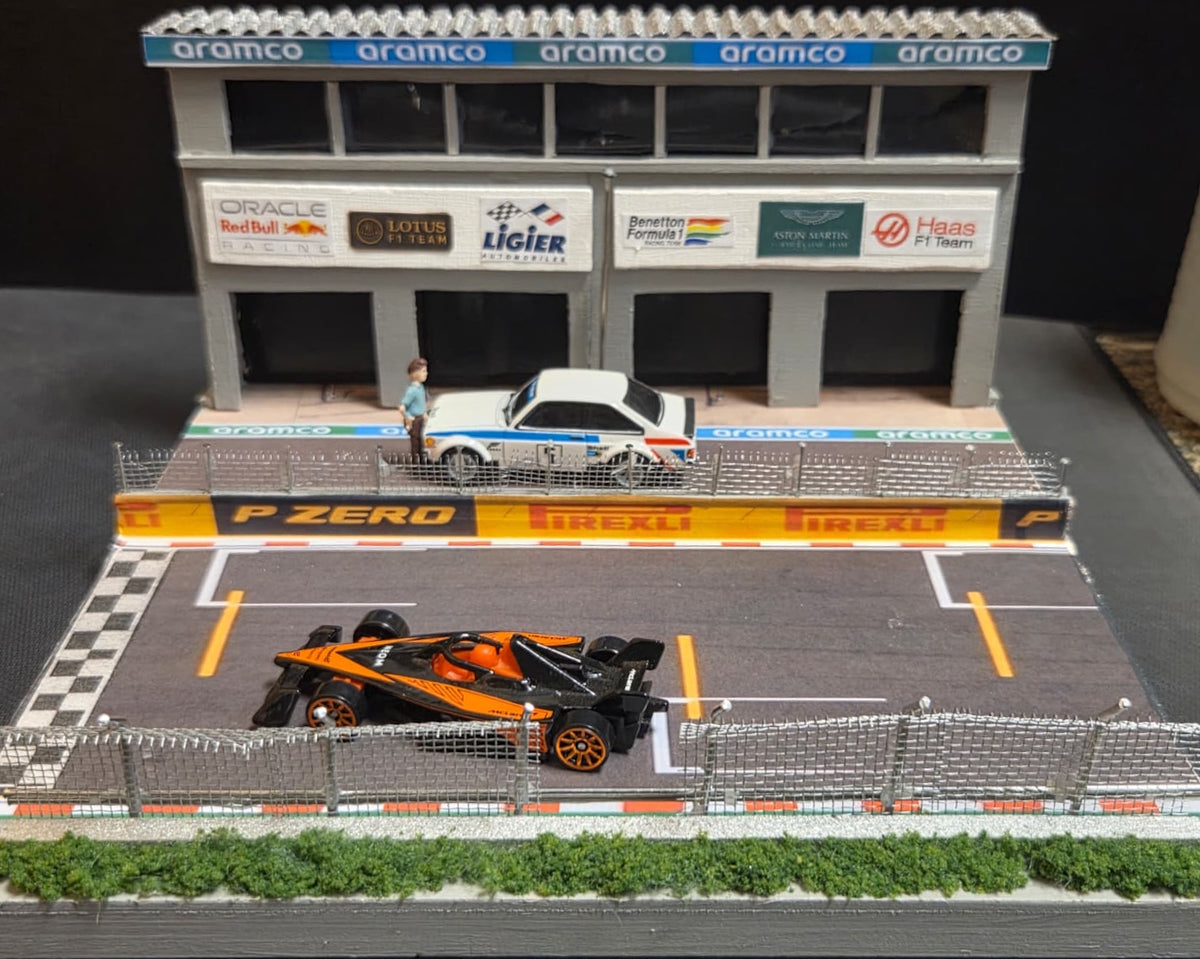 1:64 Diecast Lighted Formula 1 Racetrack Paddock Diorama