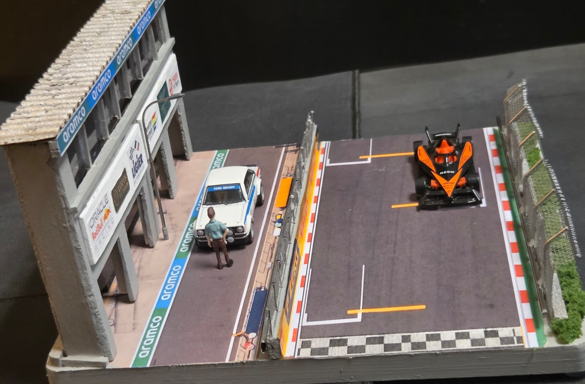 1:64 Diecast Lighted Formula 1 Racetrack Paddock Diorama