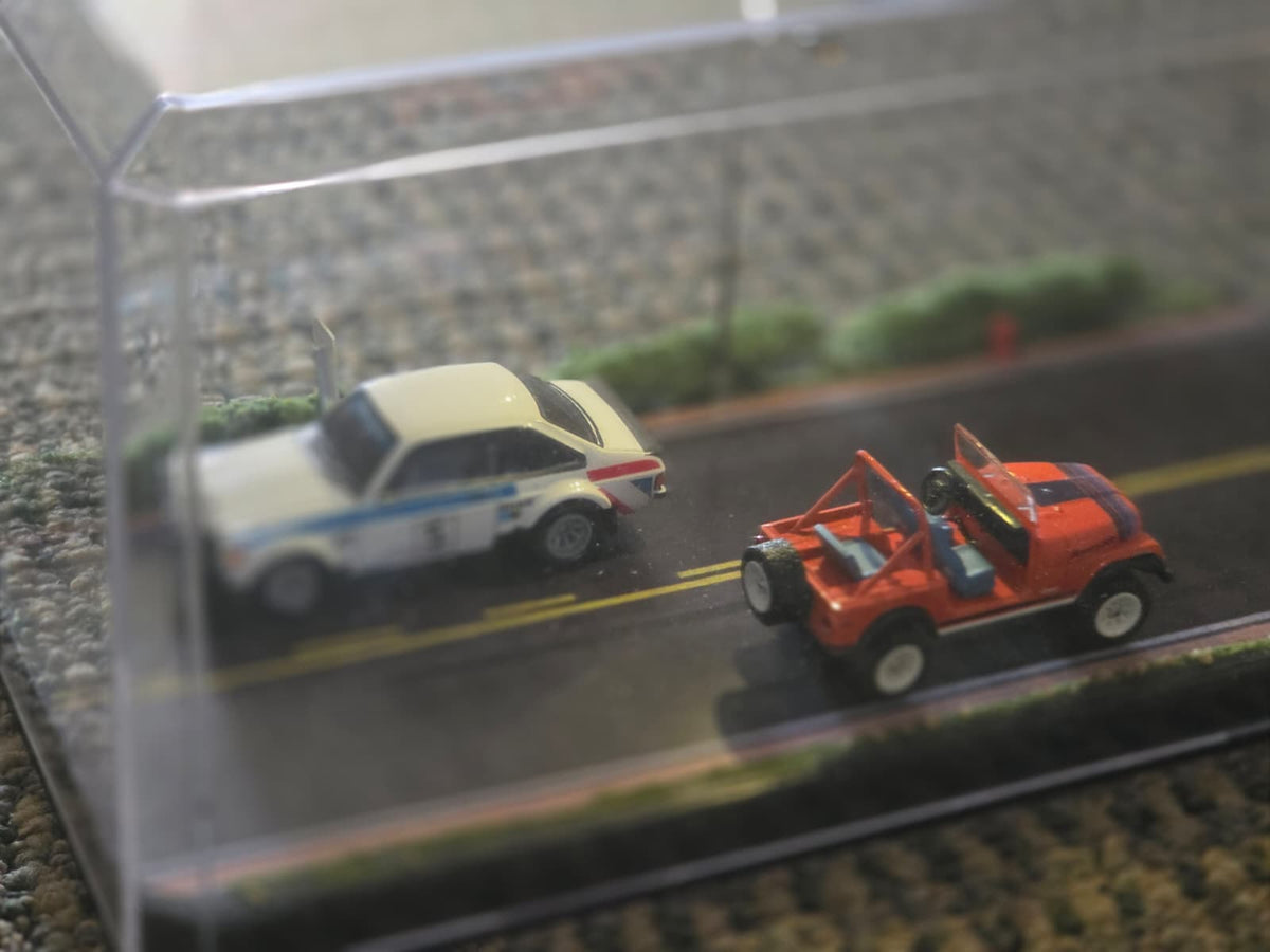 1:64 Diecast Road Diorama — Clear Acrylic Display Case