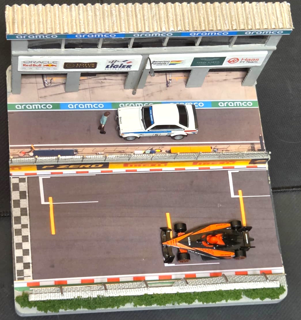 1:64 Diecast Lighted Formula 1 Racetrack Paddock Diorama