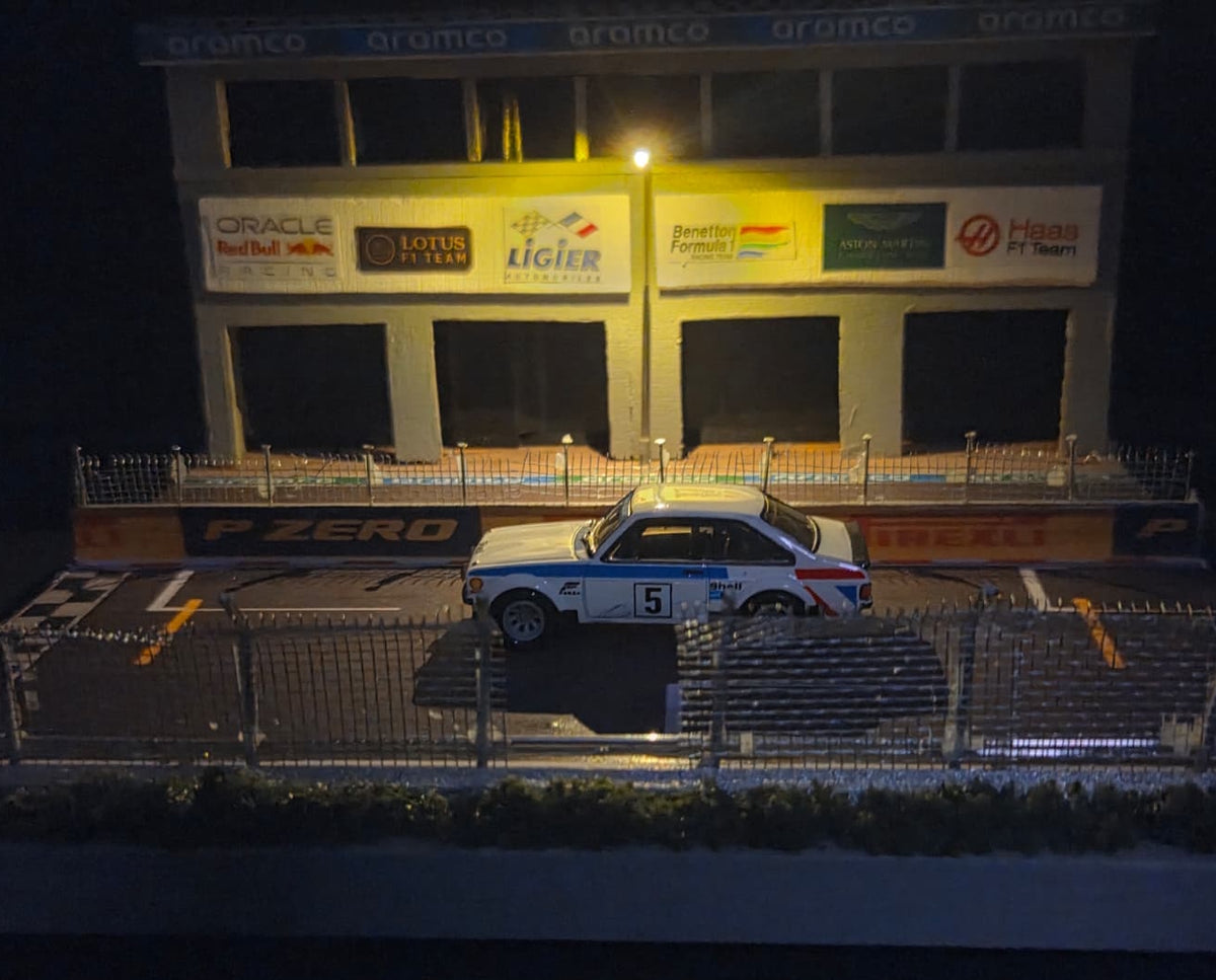 1:64 Diecast Lighted Formula 1 Racetrack Paddock Diorama