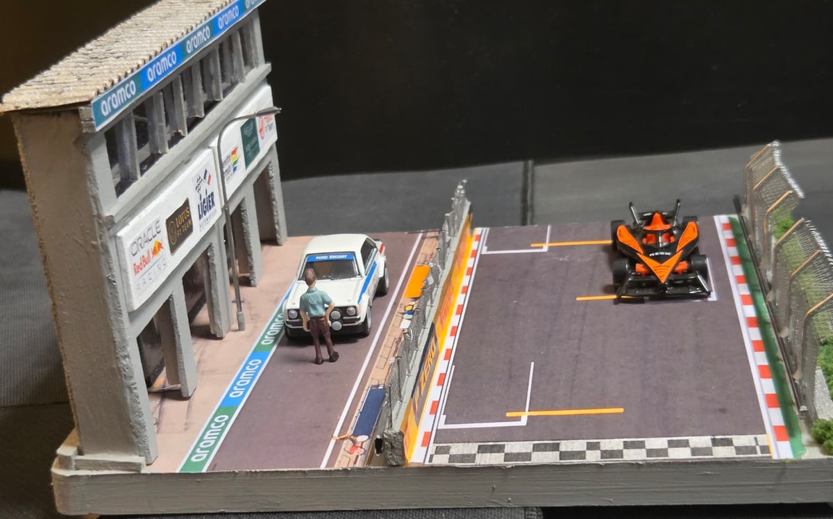 1:64 Diecast Lighted Formula 1 Racetrack Paddock Diorama
