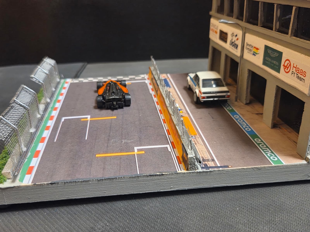 1:64 Diecast Lighted Formula 1 Racetrack Paddock Diorama